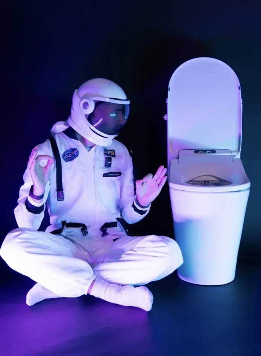 Damien, fondateur d’Expert WC, en astronaute près de toilettes équipées de l’abattant WC japonais Solanus