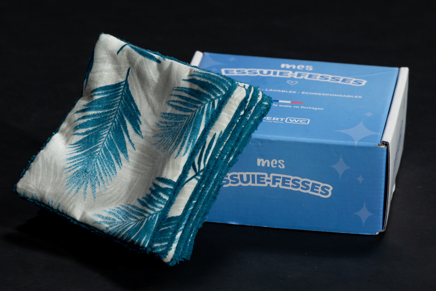 Lot d'essuie-fesses lavables à motifs de feuilles bleues avec leur boîte bleue.