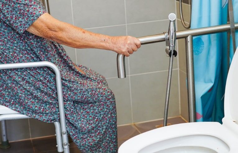 La douchette WC : une solution adaptée pour les personnes à mobilité réduite et les seniors