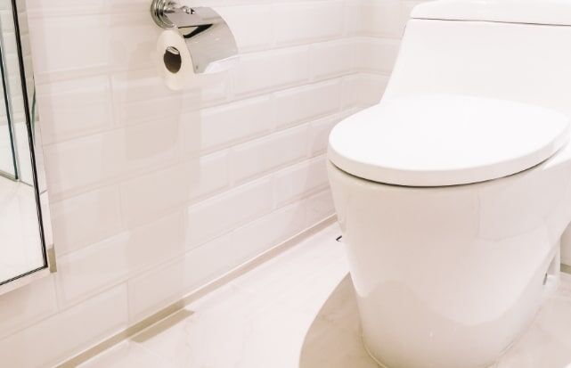 Comment vider l’eau des toilettes : guide pratique et efficace