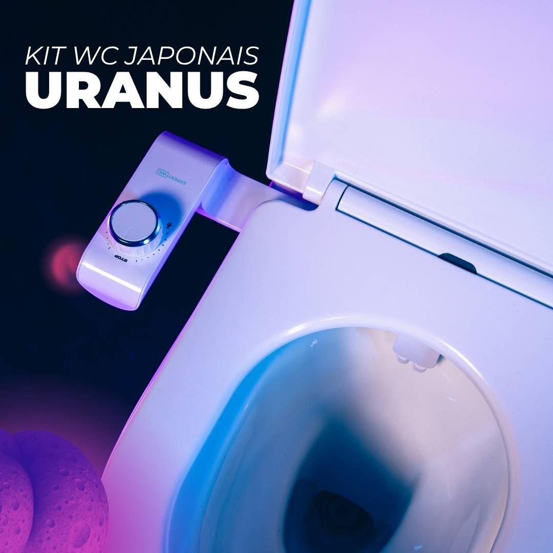 Kit WC japonais Uranus installé entre la cuvette et l’abattant de toilettes blanches