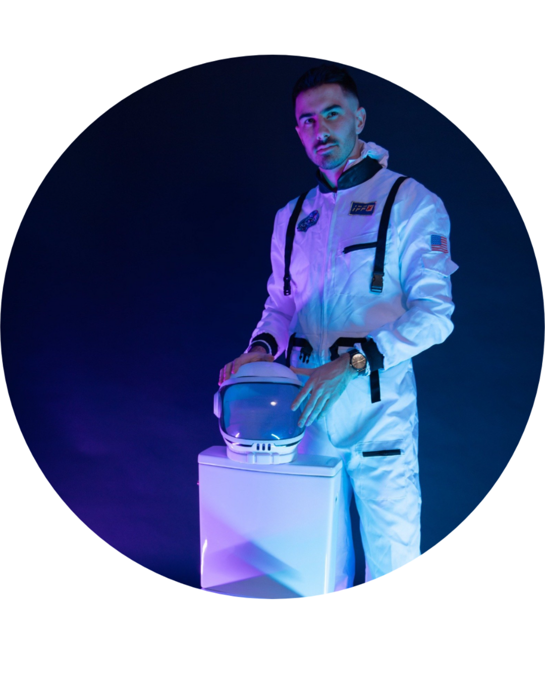 Homme en combinaison d’astronaute posant avec un casque spatial sur un WC japonais moderne