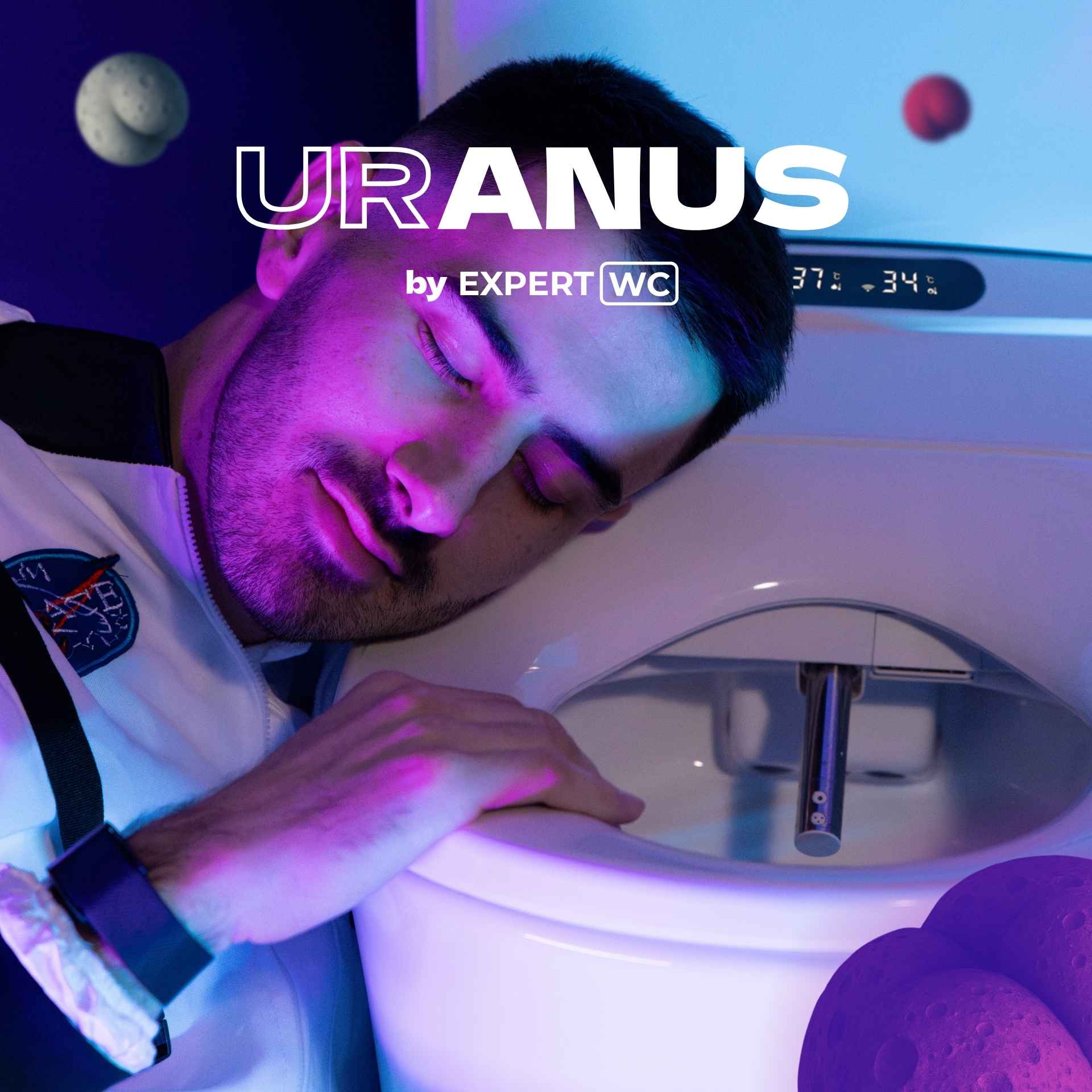 WC japonais solanus intelligent avec siège chauffant et douchette intégrée dans une salle de bain moderne