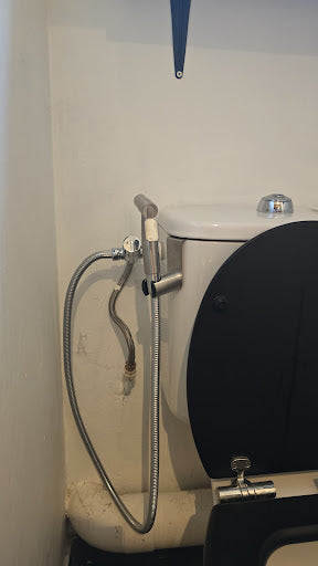toilettes équipé d'une douchette wc en inox expert wc