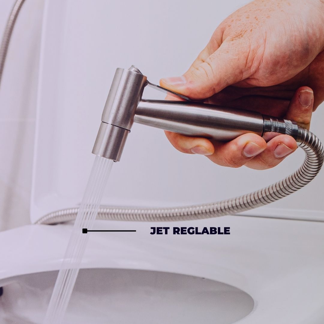 Jet réglable de la douchette WC Hydraflow au-dessus de la cuvette
