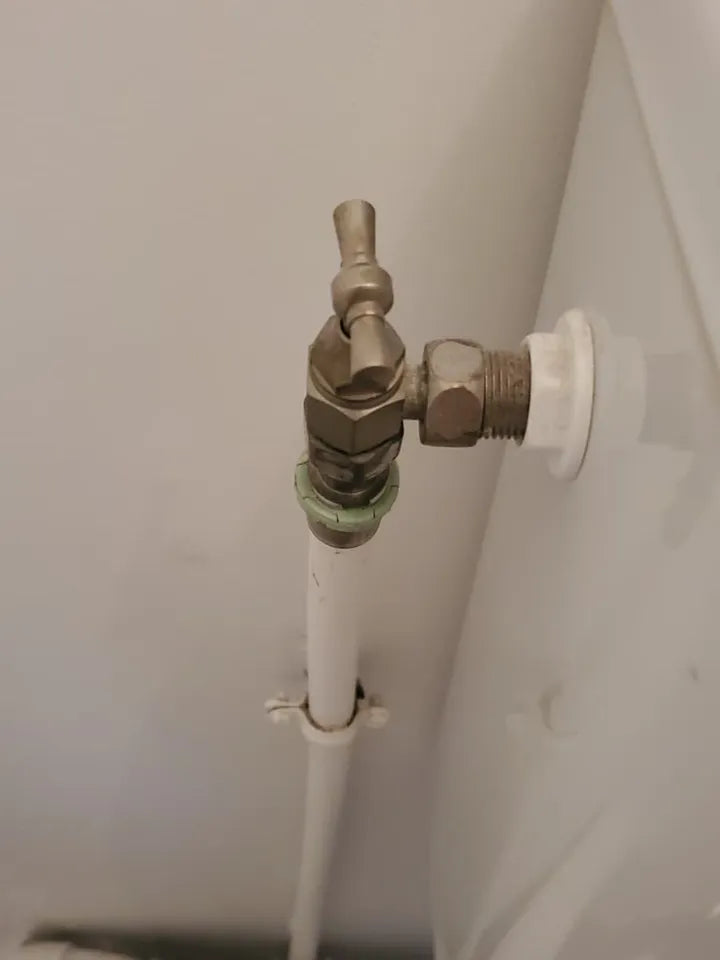 Arrivée d’eau rigide en angle chez un client : robinet d’équerre fixé au mur derrière le réservoir des toilettes (exemple 3)