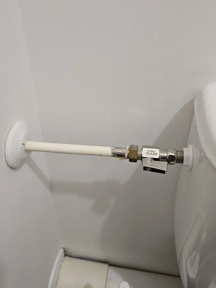 Arrivée d’eau rigide droite chez un client : tuyau horizontal depuis le mur latéral jusqu’au réservoir des toilettes (exemple 1)