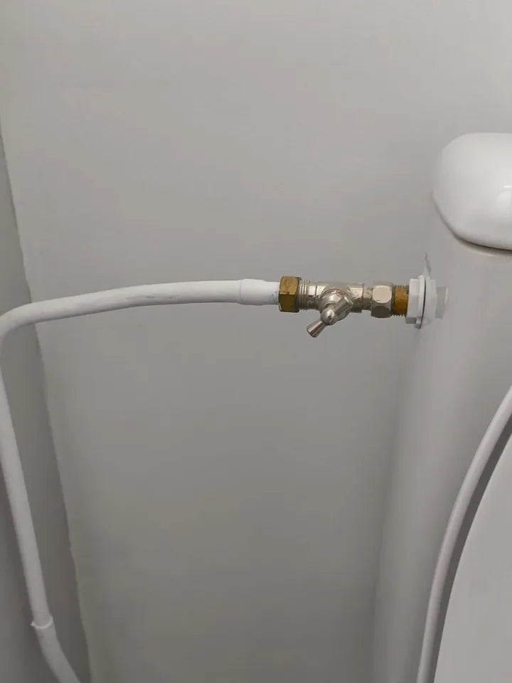 Arrivée d’eau rigide droite chez un client : tuyau horizontal depuis le mur latéral jusqu’au réservoir des toilettes (exemple 2)