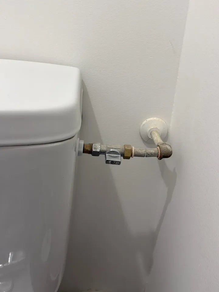 Arrivée d’eau rigide droite chez un client : tuyau horizontal depuis le mur latéral jusqu’au réservoir des toilettes (exemple 3)