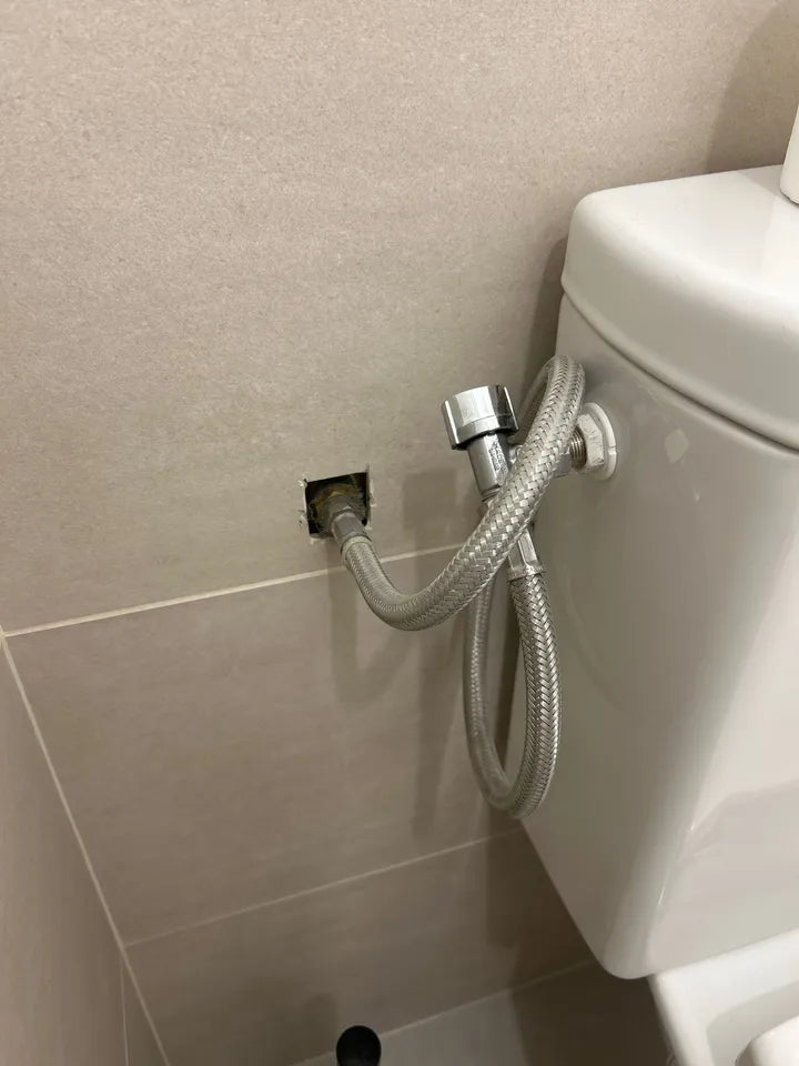 Arrivée d’eau souple chez un client : flexible tressé reliant le robinet mural au réservoir des toilettes (exemple 1)