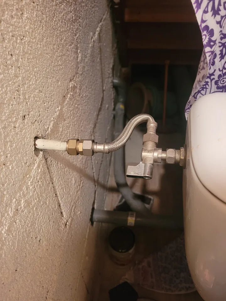 Arrivée d’eau souple chez un client : flexible tressé reliant le robinet mural au réservoir des toilettes (exemple 2)