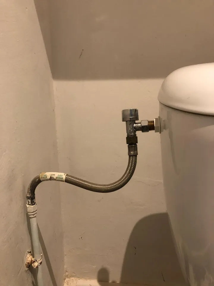 Arrivée d’eau souple chez un client : flexible tressé reliant le robinet mural au réservoir des toilettes (exemple 3)